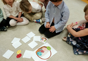 układanie jajek w koszyczku wg wzoru