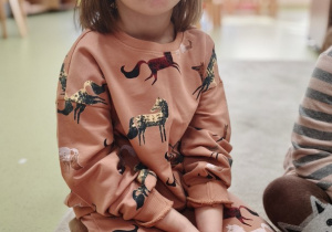 Dziewczynka masuje językiem policzek