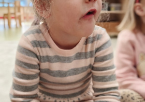 Dziewczynka ćwiczy ruchy języka