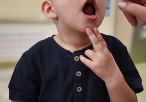 Chłopiec wykonuje kolejne buziakowe ćwiczenie