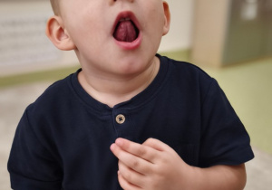 Chłopiec wykonuje ćwiczenie zwane świeca