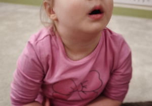 Dziewczynka masuje językiem podniebienie