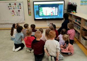 Dzieci oglądają bajkę o panu Zielonku
