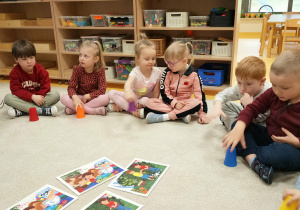 zabawa z kubeczkamii nagrodami