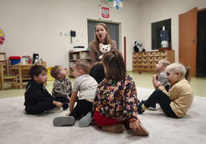 Logopeda ćwiczy z dziećmi masowanie policzków