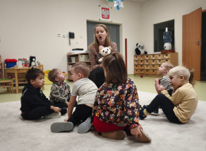 Żabki wykonują z Lulusiem kolejne zadania w projekcie logopedyczno-plastycznym