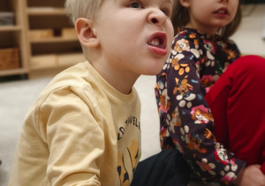 Chłopiec liczy językiem zęby górne