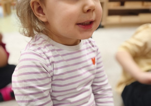 Dziewczynka prezentuje ułożenie ust do samogłoski U