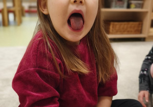 Dziewczynka wykonuje kolejne zadanie zwane Górka