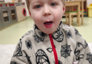 Chłopiec robi miseczkę z języka