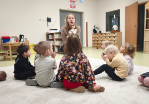 Dzieci ćwiczą z logopedą