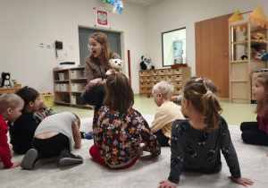 Logopeda prezentuje ułożenie ust do samogłoski A