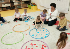 zabawa - rozpoznawanie trójkatów- segregowanie