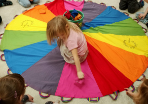 zaabwa z chustą animacyjna i koską - przeliczanie woreczków