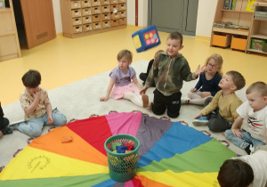 zabawa matematyczna z chusta animacyjną