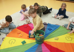 przeliczanie woreczków i układanie na chuście animacyjnej
