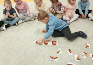 dopasowywanie do siebie dwóch różnych połówek twarzy dziewczynki