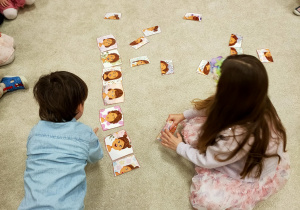 zabawy dywanowe integrujące grupę