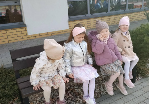 dziewczynki czekają na upominek