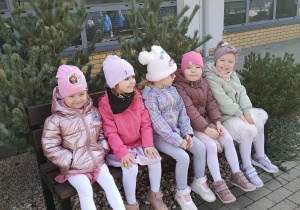 dziewczynki czekają na upominek