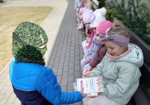 Iga otrzymuje znaleziony upominek od kolegi