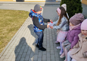 Gaja otrzymuje znaleziony upominek od kolegi