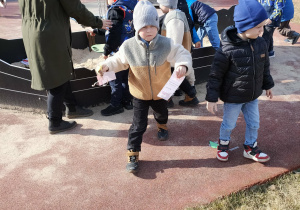 Poszukiwanie upominków na placu zabawa