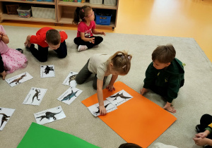 segergowanie - dinozaur mięsożerny i dinozaur roslinożerny- zabawa dywanowa