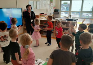 zbawa muzyczno ruchowa o dinozaurach