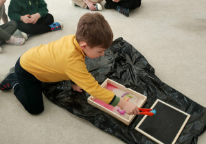 szukanie dinozaurów w piasku