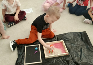 szukanie dinozaurów w piachu