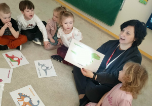 " zabawa z latarką, co zjadł dinozaur>