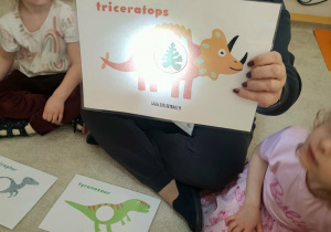 zabawa z latarką i diznoaurem