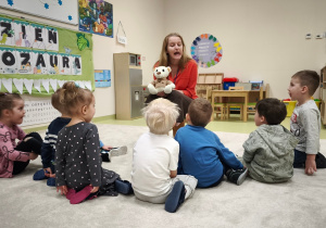 Logopeda prezentuje ćwiczenie języka, dzieci je naśladują