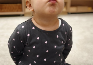 Dziewczynka robi z ust dziubek