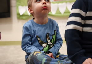 Chłopiec nadyma policzki