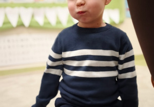 Inny chłopiec nadyma policzki