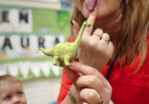 Logopeda prezentuje, jak wykonać ćwiczenie języka