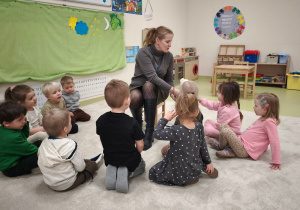 Logopeda z misiem Lulusiem witają nową dziewczynkę