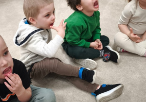 Dzieci ćwiczą, zakrywają językiem zęby górne