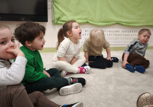Dzieci słuchają przygód misia Lulusia i wykonują ćwiczenia języka