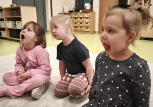 Dziewczynki usprawniają ruchy języka