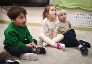 Dzieci robią na przemian rurkę z języka i "górkę"