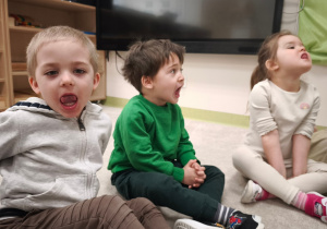 Chłopiec robi ślimaka z języka