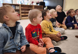 Dzieci naśladują językiem ruch słońca po niebie