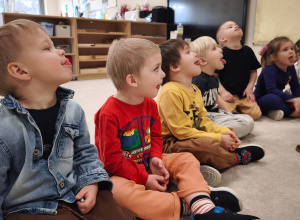 Wiosenne obserwacje pogody Żabek z misiem Lulusiem w logopedycznym projekcie