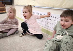 Dzieci na przemian unoszą język do góry i kładą na brodzie