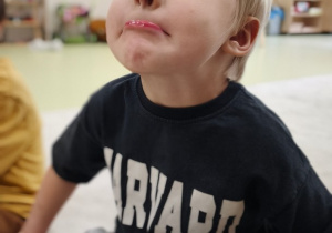 Chłopiec chowa wargę górną