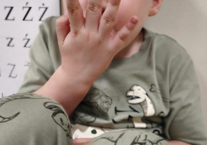 Chłopiec wydmuchuje powietrze