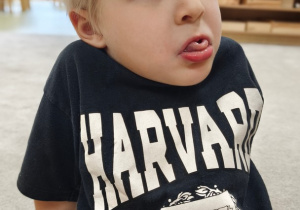 Chłopiec robi z języka rurkę